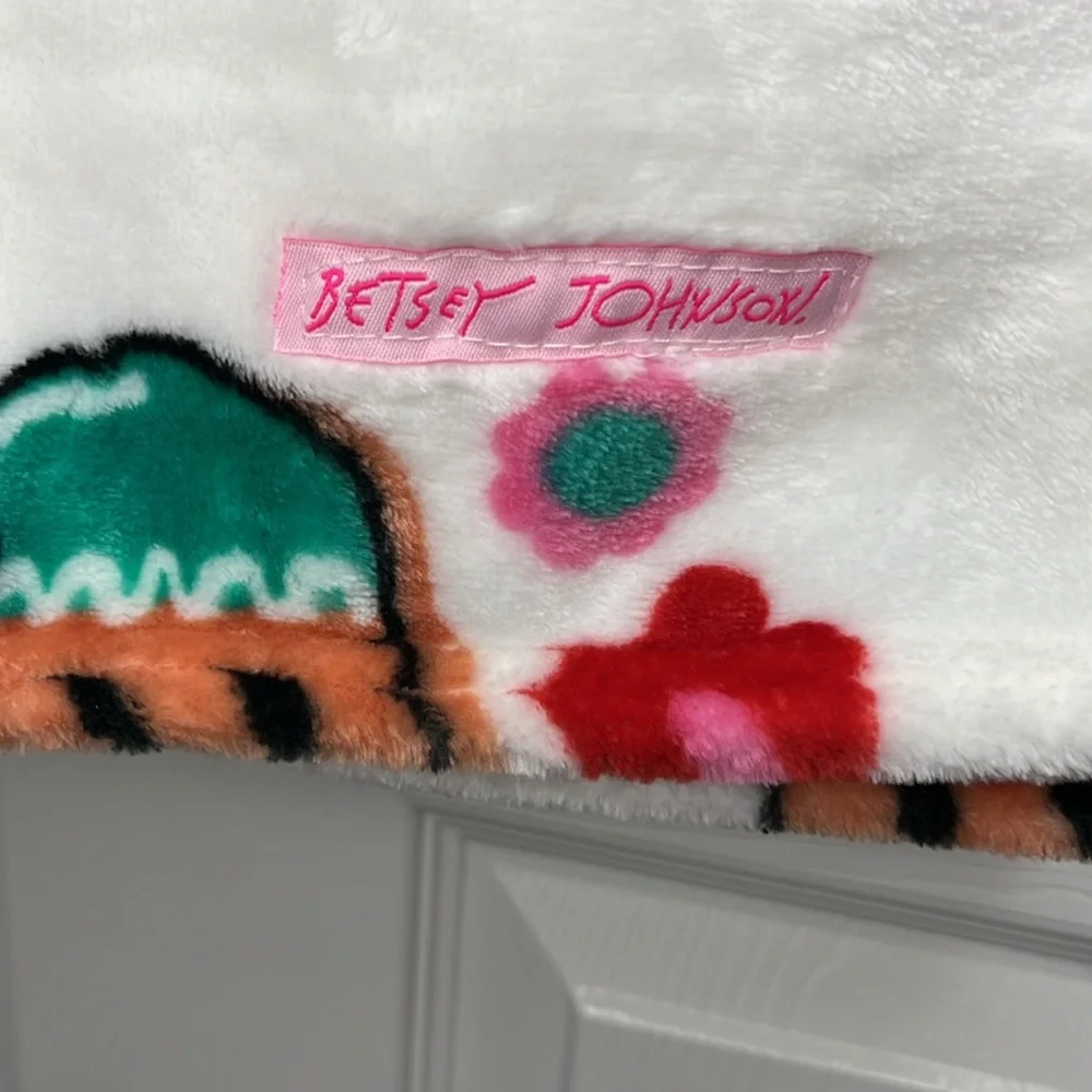 Betsey Johnson Ultra Soft Plush Christmas Throw, NWT